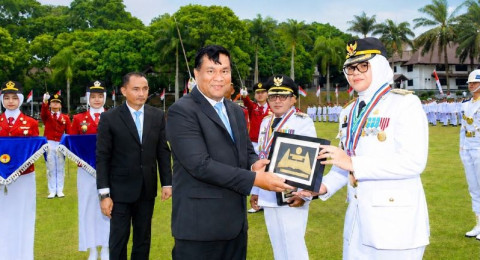 Kado Terindah untuk Sang Ayah: Sehari Jelang HUT ke-74, Dillah Raih Penghargaan Kehormatan dari IPDN